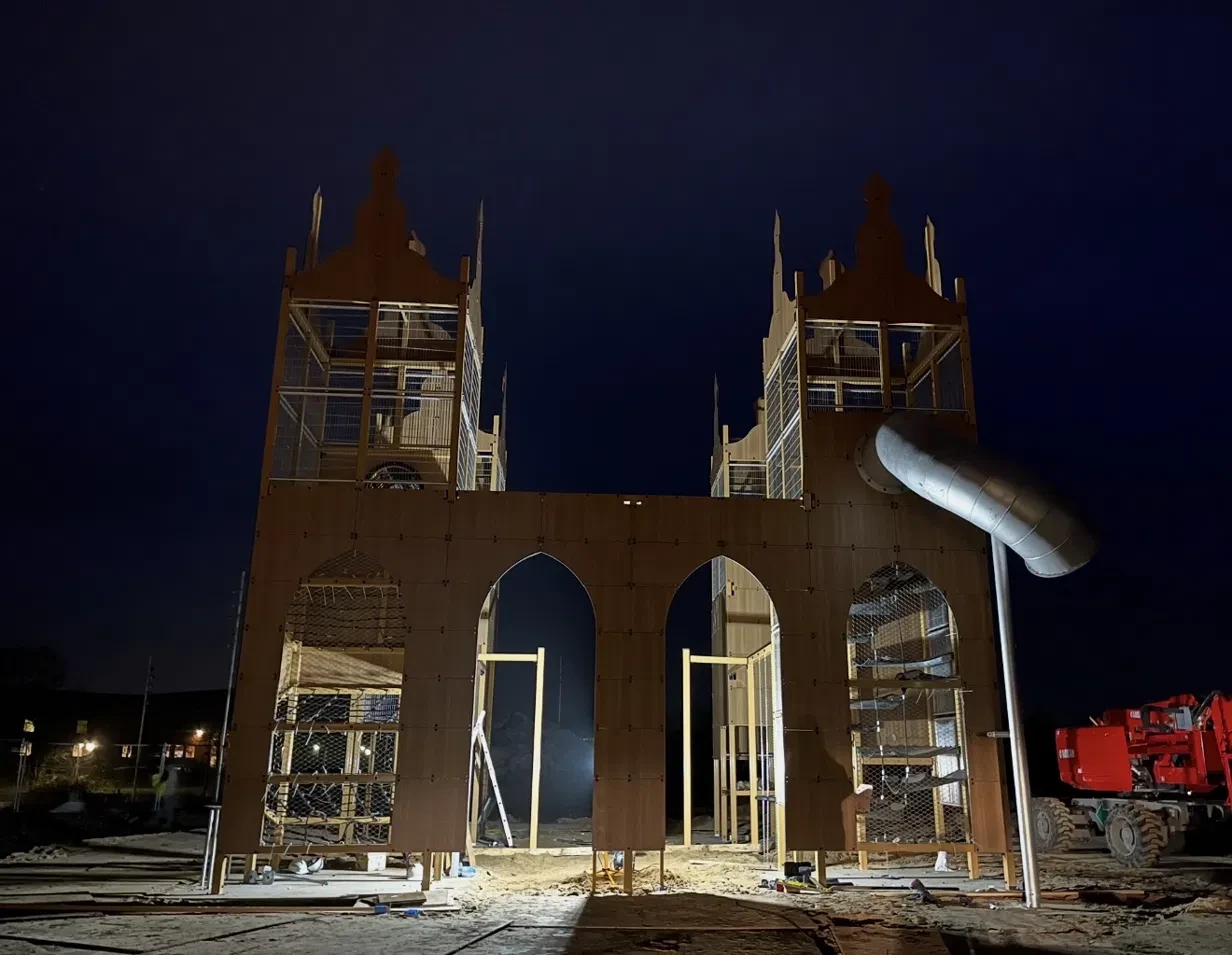 Montage de nuit du château de jeux au Danemark — chantier RDJ Presta 2022